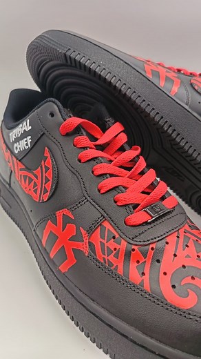 custom air force black sur le thème du catcheur Roman Reigns! motif Maori sur les swoosh et sur le devant de la paire. Le nom de la superstar en dessus du signe Nike et des motifs qui sont liés au catcheur un peu partout sur la paire! une paire de lacets rouge et une plaque AF1 en noir. et le résultat et là!! une magnifique paire de sneakers unique pour un passionné ! #custom #sneakers #catch #wwe #passion #exodiacustom #unique #af1 #personnalisé | Exodiacustom