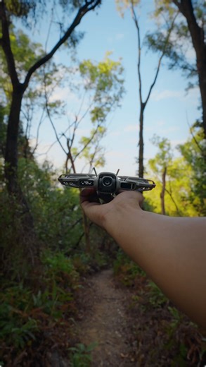 DJI on Instagram: "人怎麼能這麼壞🤣🤣！專門找一個全是障礙的小路測試 #djineo2 的自動追蹤和避障功能，最大跟隨速度提升至 12 公尺/秒和有全向避障加持的 Neo 2 表現如何？ 🎥 不自由尋跡 #dji #性能測試 #無人機 #避障 #跑步"