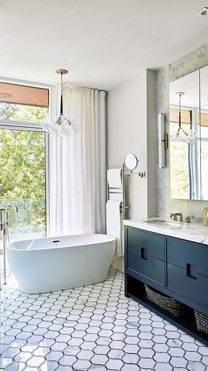 “The design ethos is modern, with an elegant, harmonious approach.” Step inside a contemporary house in Toronto designed by @katezeidlerdesign and @drawingroomarchitect - the link in bio. #Houseandhomemag 📸 @staceysnaps | House & Home