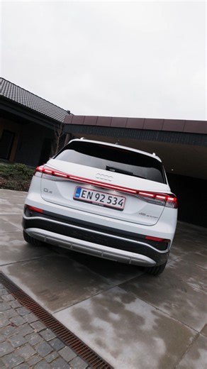 Få fri opladning i 12 mdr. med Clever og installation af ladeboks, når du privatleaser eller køber en Audi Q4 e-tron S line Edition. ------------------------------------- Audi Q4 S line Edition 40 e-tron 175 kW: 369.990 kr. Forbrug 17,2 kWh/100 km. Rækkevidde: 398 km. Opladningstid under optimale forhold: Normalopladning, 0-100%: 6 t 30 min. v. max ladeeffekt (11 kW); Hurtig-/lynopladning, 10-80%: 24 min. v. max ladeeffekt (175 kW). Halvårlig CO2-ejerafgift: 460 kr. Se mere på audi.dk. Bilen er 
