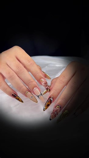This is not subtle. Tortoise textures, sculpted gold chrome, and detailed florals — every nail tells a different story, but together it’s pure luxury. Bold. Artistic. Unforgettable. Ready to wear art on your hands? Book your appointment and step into your luxury era. . . . #luxurynails #tortoiseshellnails #goldchromenails #3dnailart tortoise shell nail design gold chrome nail art 3d flower manicure luxury almond nails sculpted glam nails nail salon near me