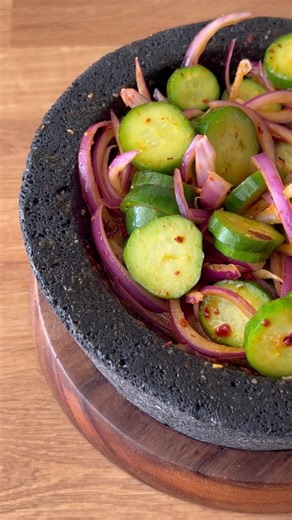 Cucumber ceviche Ingredients 3 Persian cucumbers 1/2 large red onion 3 garlic cloves or 2 large 6-8 chiles de arbol, adjust heat to taste 1/2 teaspoon coarse sea salt A few dashes of Maggie seasoning 3 large limes 2 tablespoons olive oil Fine sea salt to taste ——— Ingredientes 3 pepinos Persa 1/2 cebolla roja, grande 3 dientes de ajo o 2 grandes 6-8 chiles de arbol, ajusta picante al gusto 1/2 cucharadita de sal de mar, gruesa Sazon Maggie, al gusto 3 limones grandes 2 cucharadas de aceite de ol