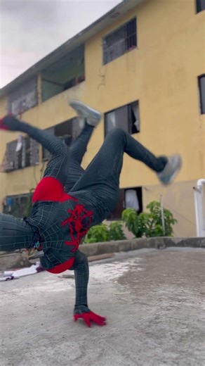 El hombre araña de un brazo se mueve bailando #viral #dance #tiktok #shorts