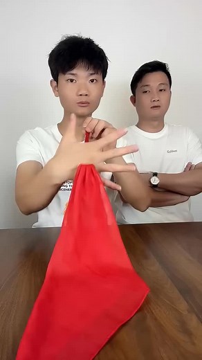 The Magic Police will probably get mad at us for showing this, but we found it utterly entertaining 🪄✨🤯 With @magician0.2 | StreetArtGlobe