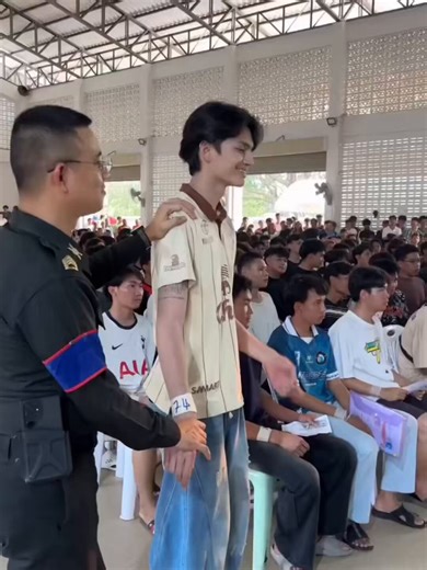 タイ人♂は21歳になると2年間の徴兵に駆り出されるが、完全なくじ引き制赤が出たら徴兵決定。とはいえ、赤の出る確率は約10%学部生は延期申請をし大学卒業で1年に短縮。その後自ら申し出ると6ヶ月に短縮される。医学生は一定期間地方勤務で免除になるという意味不明な制度