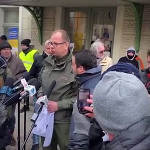 Salvini va a Przemysl, città polacca al confine con l'Ucraina. Dopo anni di vicinanza a Putin cerca di ripulirsi la faccia. Dopo anni a spargere veleno contro i migranti, ora fa finta di voler aiutare i rifugiati – ovviamente solo quelli bianchi, biondi e con gli occhi azzurri. Il sindaco di Przemysl gli mostra una maglia col volto di Putin, identica a quella indossata da Salvini quando esaltava il presidente russo, e gli dice: "Non la ricevo, venga con me al confine a condannarlo". Evidentement