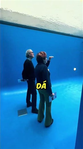 A água dessa piscina NÃO MOLHA! #curiosidades #ilusãodeótica