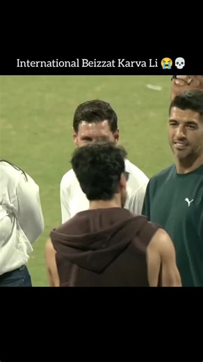 THE SHOW 🔵 on Instagram: "𝗖𝗵𝗲𝗰𝗸 𝗦𝘁𝗼𝗿𝘆-@veronica_sachdevaa 🥵🩷 . . . . . . . . . . . . . . 日本は、🎭 💯 人々の「一歩一歩」を電力に変える革新的な技術を導入しています。 それが「圧電タイル（ピエゾエレクトリック・タイル）」です。 このタイルは、歩行者が踏むたびに生じる圧力と振動のエネルギーを吸収し、 その機械的な力を電気エネルギーに変換します。 内部に埋め込まれた圧電素子がわずかに変形することで、 微小な電流が発生します。 一歩一歩は小さな電力ですが、何百万もの歩行が重なれば、 LEDライト、デジタルディスプレイ、センサーなどを動かす 十分な電力が生み出されるのです。 東京・渋谷駅のような人通りの多い場所では、 1日に約240万歩がこのシステムに貢献しています。 この電力は蓄電または即時利用が可能で、 従来の電力供給への依存を減らし、 持続可能な都市インフラの発展を支えています。 日常の「歩く」という行為が、 未来の再生可能エネルギーを生み出す力に変わっているのです。⚡