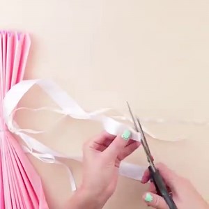 DIY Tissue Paper Pom Poms By: Troom Troom - easy DIY video tutorials | MetDaan DIY