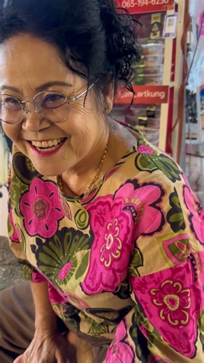 This shop has a lucky cat figurine 🤣🤣 #MomIsFunnyDaughterIsFun #Mom'sHomeCooking #OurFamilyIsFunny