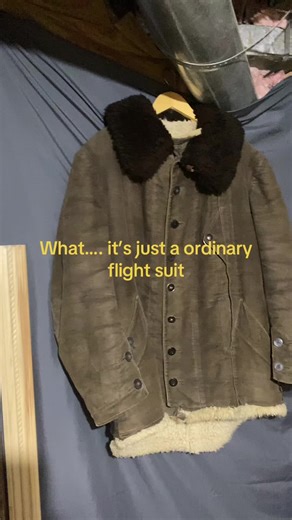 World War II Ju87 winter flight suit. During World War II, Germany developed specialized flight clothing because aircraft crews had to operate in very cold and harsh conditions at high altitude. Early war aircraft often had poor heating and insulation, so pilots and crew needed heavy protective gear to survive long missions……………………….(1. Extreme cold at altitude Aircraft like the Junkers Ju 87 Stuka dive bomber and other Luftwaffe planes flew at altitudes where temperatures could drop well below 