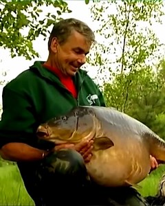How about this for some Nash nostalgia? 👀 Kevin Nash with an incredible 59lb UK mirror carp! 🐋🎣 #nashtackle #carpfishing #carp | Nash Tackle