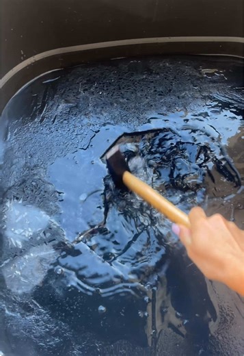 Tag 4 0,6 Grad Wassertemperatur, 1 Grad Außentemperatur Polina: 1 min Jermaine: geht nach der Taquería Schicht Matt: setzt aus, da weiterhin angeschlagen - und ist traurig #balconygang #balconyicebathingcrew #icebathing #eisbad #abfahrt