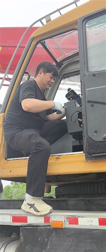 Senior engineers go overseas to solve equipment problems for customers and close deals#usedequipment