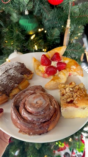 your early christmas present has arrived 🎁 Mama G's Bakeries is now open and serving delicious german baked goods handcrafted from mama g’s family recipes. stop by and try their delicious croissants, strudels, fresh-baked breads, coffee and more ✨ 📍the shoppes at utc, near anna’s deli | University Town Center Sarasota