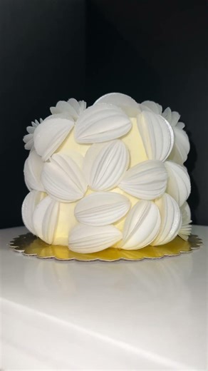 ✨Wafer Paper Petal Cake #cake #cakedecorating #buttercreamcake