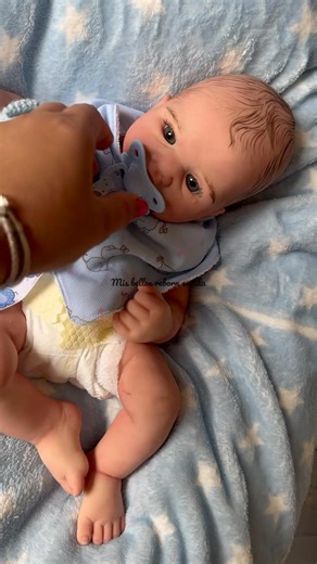 Bebé reborn silicona completa Mide unos 42 cm y lleva chupete real Se puede realizar en niño y niña Para mas información por wasap 👉🏻641 65 02 52👈🏻 | Mis bellos reborn sevilla