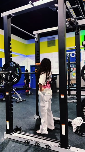 This last week or two have been very hard mentally and I can’t really point what it is but we are pushing through the last of 2025 strong. Keep going ❤️‍🔥 Fueled by @ehplabs oxyshred RTD use code ‘MUSCLEMOMMYLIZ’ to save $$$ top @Gymshark Women bottoms @DFYNE belt @SuzieB #fypシ゚viral #gymgirl #gymshark66