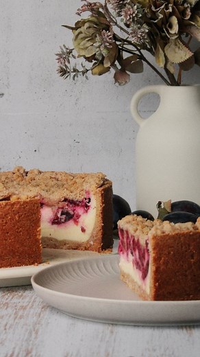 Celine | Selbstgebacken schmeckt's am besten ❤️ on Instagram: "Du kannst dich nicht entscheiden, ob du Lust auf Käse-, Zwetschgen- oder Streuselkuchen hast? Hier bekommst du einfach alles in einem Stück! Diese spätsommerliche Kuchenvariante ist das perfekte Zusammenspiel aus saftig-säuerlichen Zwetschgen, cremiger Quarkcreme und einer Schicht goldbrauner Zimt-Nussstreusel, die beim Reinbeißen herrlich knuspern. Warum sich entscheiden, wenn man alles haben kann? Saftig, cremig, fruchtig und knusp
