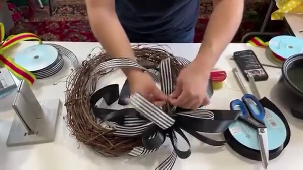 How to Make the most Elegant Wreath with Bowdabra… By Nick Kreticos of Nick's Seasonal Décor In this DIY tutorial, we are excited to present to you a simple and elegant wreath design by the talented Nick Kreticos of Nick’s Seasonal Décor himself. Get ready to unleash your creativity as Nick guides you through the steps of creating your own stunning Funky Bow Wreath. With Nick’s expert guidance, you’ll learn how to combine unique elements and techniques to craft a wreath that exudes both simplici