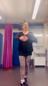 Qu’il est doux de retrouver Opernhaus Zürich pour répéter Juliette ! 💖 Aujourd’hui nous mettons en scène la scène du poison . Dramaaaaa. Voici la fin de mon échauffement avant les répétitions. #operaisopen Photo prise par ma formidable collègue Svetlina Stoyanova . À quel âge je vais arrêter de tirer la langue sur les photos?… 🙄 ••• How sweet it is to be back at Opernhaus Zurich rehearsing Juliette! 💖 Today we're staging the poison scene. Dramaaaaa. Here's the end of my warm-up before rehears