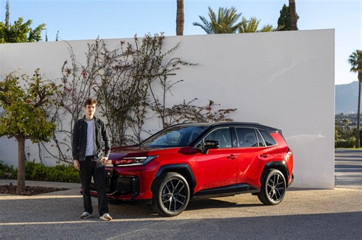 Essai Toyota RAV4 2026 : faut-il choisir l'hybride simple ou l'hybride rechargeable ?