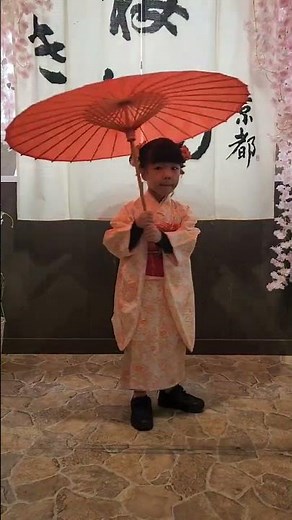 A charming moment in a kids’ kimono, beautifully paired with a classic Japanese umbrella. #kimono