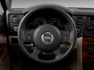 ¿Cómo se reinicia la luz de servicio del Jeep Commander?
