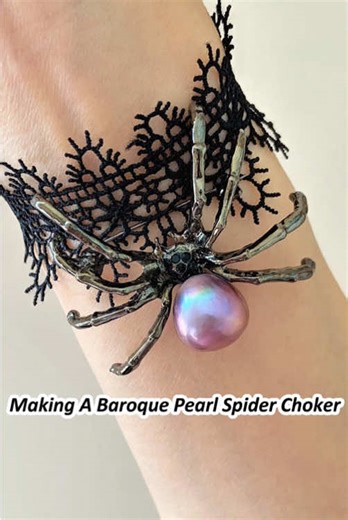 Not many know this: Baroque pearls are actually more colorful and shinier than round ones. Why? Every single natural wrinkle catches light, creating those magical color flashes. 🪄 This pearl was chosen by Elaine for her daughter, who’s totally into that E-girl vibe—unique, fun, and full of personality. So… who says baroque pearls aren’t a go-to now? ✨ . . . . . . . . . . . . . . . . . . . . . . . . . . . . . . . . . . . . . . . . . #pearlchoker #pearlbrooch #baroquepearls #pearls #pearllover #p