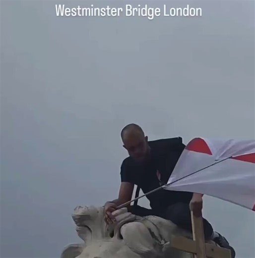 🇬🇧🙏 WOW: A man stood on Westminster Bridge holding a Cross — and the video is going VIRAL.In the middle of a busy city…In the noise… in the chaos…One simple message:CHRIST IS KING.Faith isn’t fading.It’s showing up — boldly.