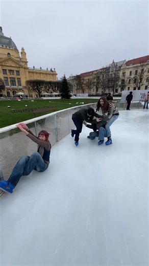 Hmmm #idontknowhowtoiceskate | skating