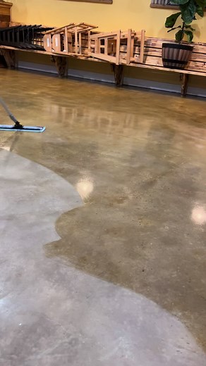 Appying sealer on a stain polish concrete. #polishing #concretepolishing #pisos #floorpolishing #contruction #epoxyart #terrazzodesign #polishfloor