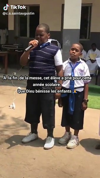 Après l'homélie du prêtre, quelques élèves étaient invités pour offrir cette année scolaire entre les mains du seigneur. Complexe scolaire Saint Augustin, 18ème rue, Q/Industriel C/Limete #africa #europa #america #asian #oceania #rdc #foryou #enseignement #catholic #kinshasa @c.s.saint_augustin