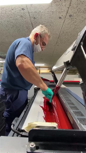🍒 LET HIM COOK… Watch this print master load vibrant red ink into the color units of his offset press. 🖍️💨 Precision, skill, and a touch of magic – every drop counts for a flawless result! ♻️ Less waste, more impact 🎯 Bold colors, top-tier quality 🚀 Rutherford expertise in action #LetHimCook #PrintMaster #OffsetPrinting #InkGame #PrintTech #Rutherford #RedInk #Precision #PrintingPro