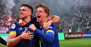 Bosniens Spieler feiern WM-Qualifikation und crashen PK von Trainer Sergej Barbarez nach Sieg gegen Italien