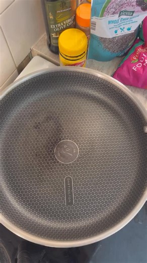 Berry Compote - Save Recipe Below 👇 So many of my best performing clients eat this. Often added to porridge or yogurt. It hits fibre and flavonoids in one go. Great for people that struggle with sweet cravings 🔥 12 x 100 kcal - (3P, 18C, 3F) 7g fibre 500g diced apple 1kg mixed berries 100g chia seeds 1 tbsp brown sugar (optional) 2 tbsp spices (cinnamon, nutmeg …) 200-300 ml of water You can cook the apple first if you like but I honestly just throw everything in, bring it to a boil, drop the 