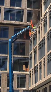 #BREAKING: Watch: Construction workers jump to safety with the help of co-workers after a cherry picker basket catches fire at the new Simplot building. (FULL STORY: http://bit.ly/29PAHJS) Video courtesy Jeff Syddall. | CBS 2 Boise