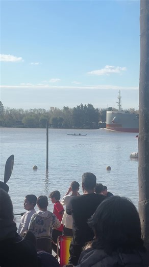 El paso de los barcos frente al club de remo y kayak Belén de Escobar. #naturaleza #rio #delta #patricioredman #paseosenkayak