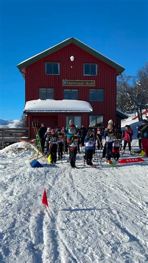 I dag hadde vi skirenn hos oss, og det var utrolig mange som møtte opp!, tusen takk🙏 For en fantastisk dag ☀️strålende vær og perfekte forhold for ski. Dette var virkelig knall gøy. Tusen takk til @hverdagstreneren som arrangerte! Jeg er så takknemlig for at folk som Øyvind finnes. Han reiser rundt i hele Norge og arrangerer sykkel-, ski- og løpekonkurranser, og barna elsker ham🥰Han ser dem, engasjerer dem og sørger for at de kommer seg opp av stolen og bort fra iPaden. Jeg kan virkelig anbefa