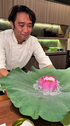 🥩✨ Suzuki Beef BKK – Omi Wagyu ระดับตำนานที่เลือกใช้เฉพาะแม่วัวจากฟาร์มเดียวในญี่ปุ่น ความพิเศษคือทางร้านเลือกใช้เฉพาะ “แม่วัว” จาก Senari Farm เท่านั้น แม่วัวให้สัมผัสที่นุ่มละเอียดกว่า ไขมันหวานละมุน โดยเชฟผู้มีประสบการณ์ในโอซาก้า นิวยอร์ก และปารีส ✨ ไฮไลท์ที่ได้ลองในครั้งนี้ \t•\tToday’s Amuse Bouche (Tomato Jelly) \t•\tOmi Beef Yukke \t•\tOmi Beef Sushi (2 pcs) \t•\tOmi Beef Yakiniku Assortment of 5 Kinds \t•\t“Yaki-Suki” with Dipping Egg • แซนวิชสำหรับกลับบ้าน 📍สุขุมวิท 28 (ใกล้ BTS พร้อม