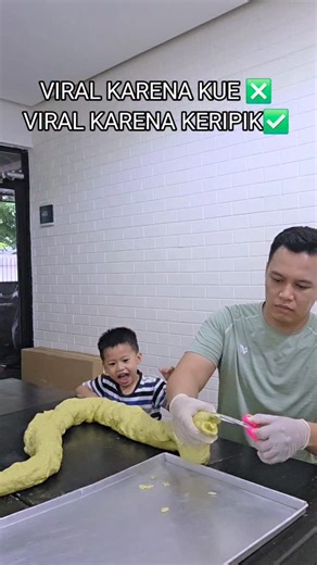 Chef Agung on Instagram: "1 tahun lalu masih berusaha keras buat resep yang unik dan beda dari yang lain,tapi tidak ada yang viral setelah marmer brownies. Mungkin viral nya keripik bawang ini,buat menjangkau semua kalangan,dan daerah. Tapi tetep bangga dan seneng banget,sudah ada yang jualan dan rame jualan nya. Terima kasih buat kalian yang sudah join,semoga rejeki kalian melimpah yah🙏🙏 Yang mau icip-icip 1 cup 100ml 15k Kursus online super viral,sudah teruji enak,laris manis,viral dan banya