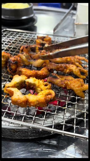 대구 서구 내당동 반고개무침회 골목 초입에 자리 잡고 있는 ‘궁전숯불닭갈비 곰장어’ 본점