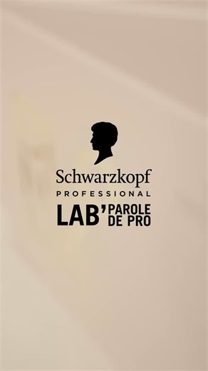 Comment réussir son root shadow ? 👀 Notre ambassadrice Ayla @backstage_by_karatas vous partage sa technique pour réussir les rootshadow avec les Patines Nuanceurs Éclat de la gamme #BLONDME. Leur pH acide aide à refermer la cuticule, protège la fibre et laisse le cheveu doux et lumineux. 💛 La nuance qu’elle adore utiliser pour apporter de la profondeur en racines c’est la nuance Bois Satiné. Et vous, c’est quoi votre nuance préférée ? #blonde #schwarzkopfprofr #foreveryou | Schwarzkopf Profess