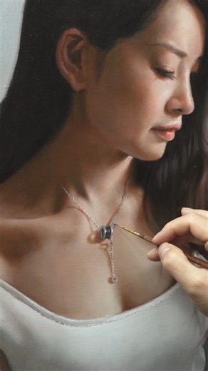刘四维 on Instagram: "Painting a Realistic Necklace in Oil，The process of an oil painting detail #art #painting #necklace #realistic #paintingprocess"