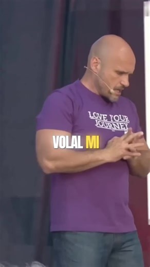 😲 20 rokov sa nedokázal vzdialiť viac než 5 km od domu. Po 30 minútach spolupráce prešiel 200. A skončil na obede so synom, ktorý tomu neveril. Tento muž žil roky uväznený vo vlastnom strachu. Sám nešoféroval, nevychádzal, jeho svet sa zúžil. Jeho sen? Ísť raz do Košíc. Tak sme sadli do auta... a stalo sa niečo neuveriteľné. Niektoré zmeny nevyžadujú mesiace. Niekedy stačí jedno stretnutie. 🧠 Jeden nový pohľad. 🚀 Jedno rozhodnutie. Niektoré veci sa nedajú vyčísliť. Táto zmena nebola len o 200