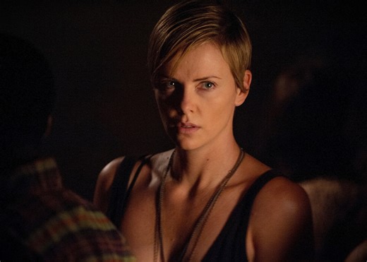 Charlize Therons mörka förflutna speglas i obehaglig thriller – nu på Viaplay