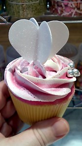 Cupcake Piping Techniques for Beginners Part 162 #cake #cakedecorating #cupcakes Learn how to pipe this beautiful cupcake using the 2D nozzle. I show you how to create the two toned effect and also how to make the edible cupcake topper perfect for all celebrations including Valentines day | Rachels Enchanting Cakes