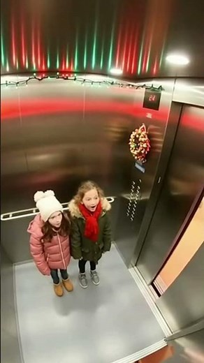 “CCTV Shows Two Little Girls Praying in an Elevator… Then the Door Opens 🎄❤️”