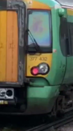 Southern Class 377 Passes Through Aldrington! #trainspotting #southernrailway #class377