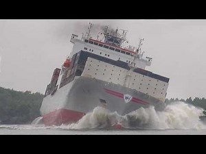 Sharp Turn of Giant WAN HAI Container Ship #shipspotting